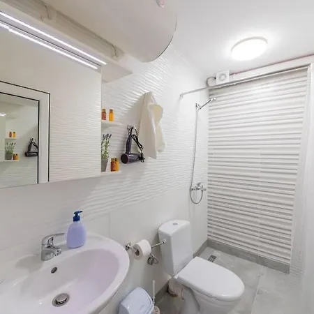 'ozi' Quite Place In Perfect Center Apartment